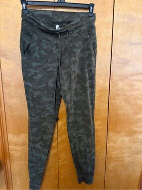lululemon athletica Camo Jogger Pants size 8
